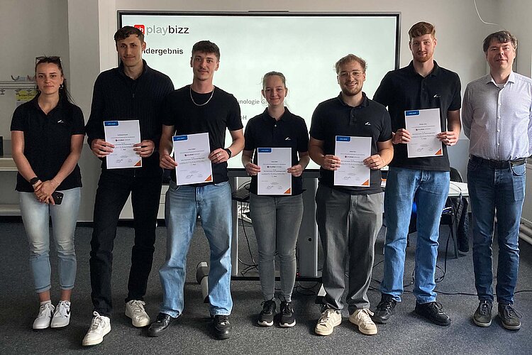 Auszubildende und ein dual Studierender der Roto Fenster- und Türtechnologie erzielten im Teilnehmerfeld aus 126 Ausbildungsbetriebe den 3. Platz im deutschlandweiten Wirtschaftsplanspiel „playbizz“.