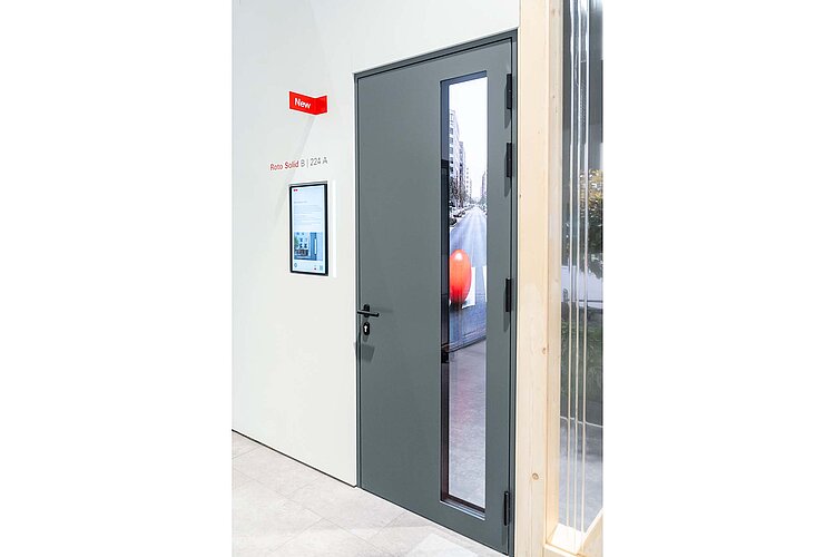 Die zweiteilige Variante „Solid B | 224 A“ für Aluminiumtüren ist jetzt in einer neuen Befestigungsvariante erhältlich: mit Blindnietmuttern im glatten, nutfreien Falz des Aluminiumprofils, einem sogenannten Glattfalzprofil.