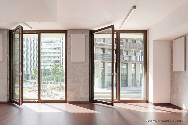 Los fabricantes de ventanas de madera y madera-aluminio se benefician de la amplia gama del sistema modular de herrajes Roto NX. Para elementos especialmente grandes y pesados existe el lado de bisagra Roto NX | Power Hinge. Las ventanas y puertas balcone