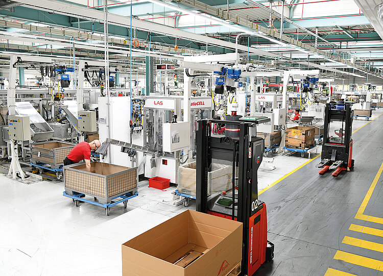Mobile digitalisation at Roto Window and Door Technology (FTT): driverless transport vehicles ensure autonomous replenishment of semi-finished parts both between the warehouse and the relevant automatic production machines as well as between the packaging systems and the finished parts warehouse. The producer is also intending to use these systems outdoors in future.