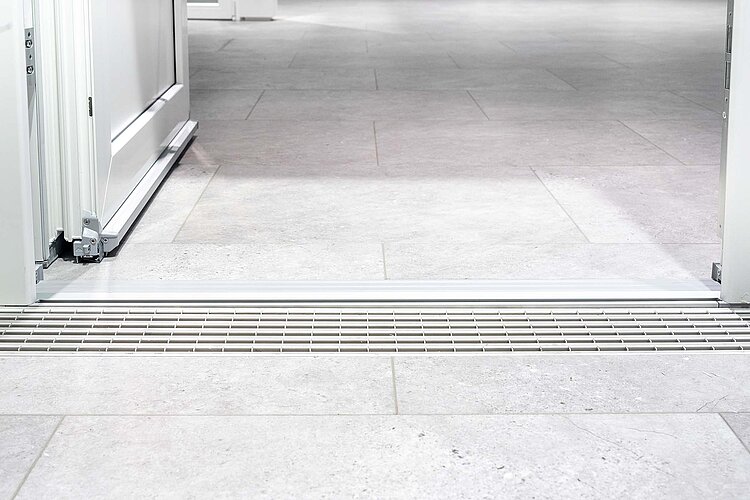 Das neue Bodenschwellensystem „Roto Cross-Tec | Zero“ ist für ein- und zweiflügelige Haus-, Nebeneingangs- und Balkontüren bis zu einer Breite von 6.000 mm lieferbar.