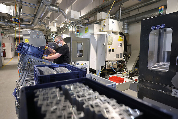 Nel reparto meccanico dello stabilimento tedesco di Roto a Velbert, organizzato su tre turni di lavoro, vengono prodotti pezzi grezzi e fresati. Nella foto, componenti di ferramenta “AL”.