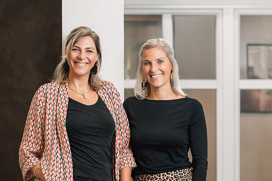 Ines und Stefanie Karl vor einer weißen Kunststoff-Fenstertür