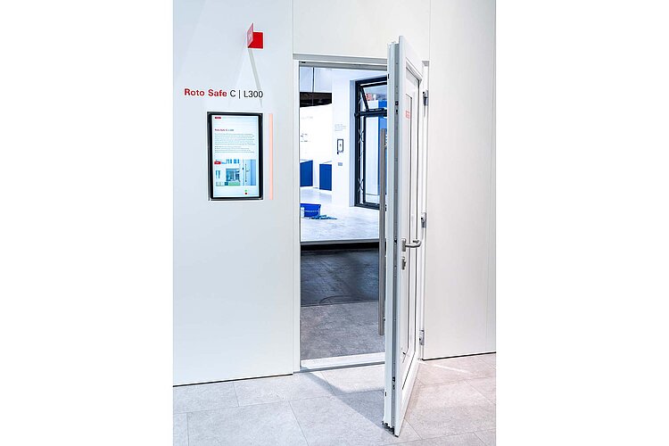 Das neue zylinderbetätigte 3-Fallen-Türschloss „Roto Safe C | L300“ wirkt dem Verzug des Türblatts zuverlässig entgegen.