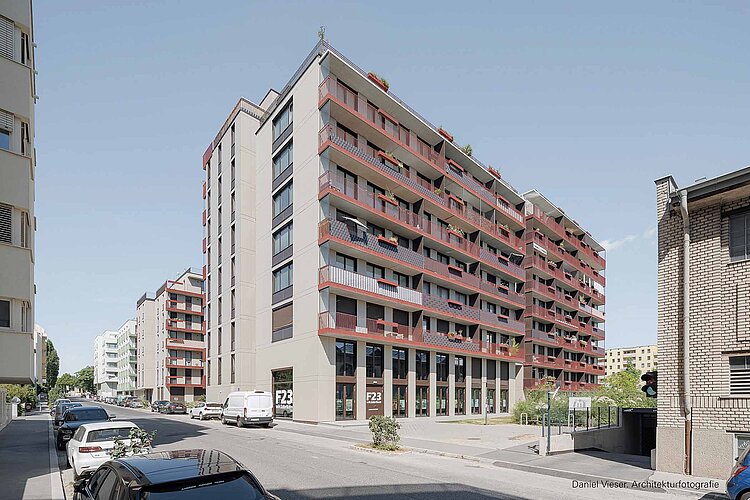 En el distrito vienés de Liesing se ha construido el complejo Kuku 23 con 430 viviendas de protección oficial, talleres y una escuela de música y danza. Numerosos espacios disfrutan de mucha luz natural, que penetra por grandes puertas balconeras de ma