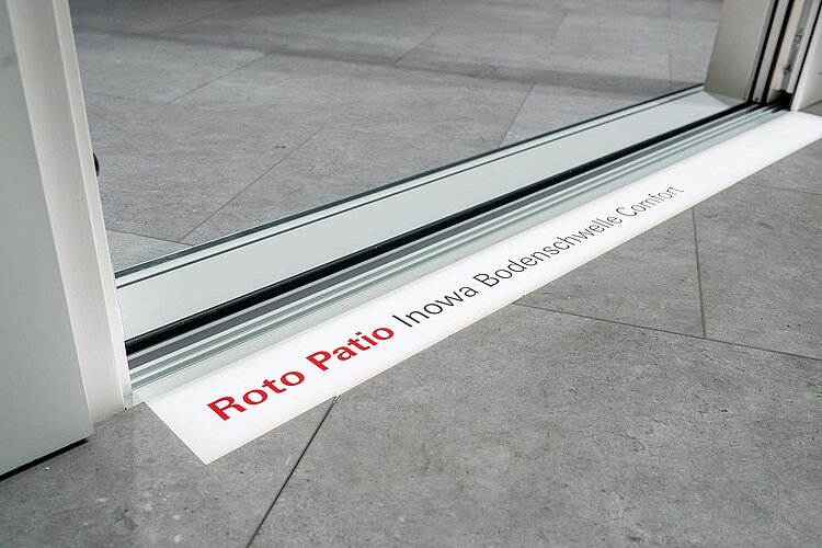 Optimal abgestimmt auf „Roto Patio Inowa“ und „Roto Patio Inowa | Max“ für Holz- und Holz-Aluminium-Systeme mit innenlaufendem Flügel ist die neue Bodenschwelle „Comfort“.