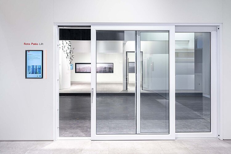 Eine Kunststoff-Hebeschiebetür mit besonders schmalen Profilen und dem Beschlag „Roto Patio Lift | Slim“