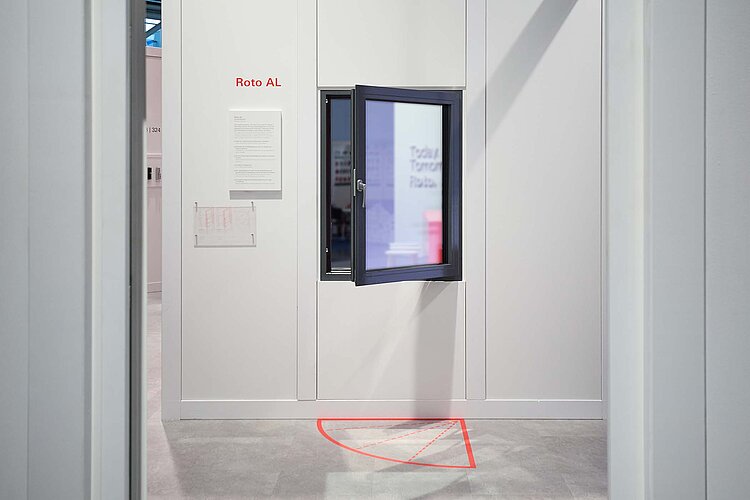 Der neue Feststellbegrenzer für Aluminiumdrehfenster mit Beschlägen aus den Programmen „Roto AL“ und „Roto AL Designo“ ist eine Komfortlösung, die auch nachgerüstet werden kann.