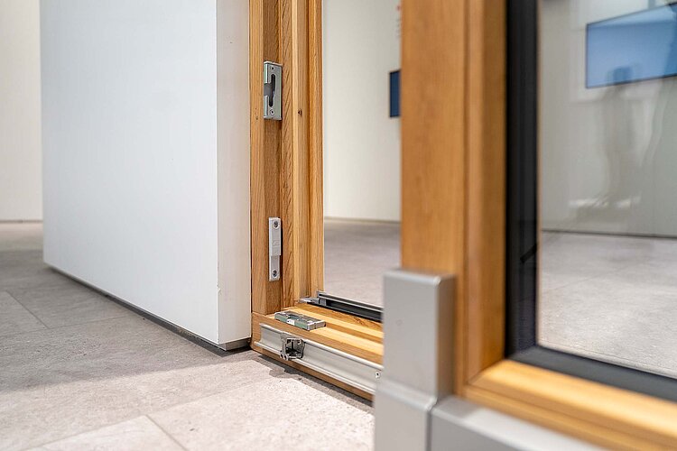 Für die elektronische Öffnungsüberwachung sorgt das Kontaktelement „MVS-B“ aus dem Programm „Roto E-Tec Control“, hier in einem RC 2-fähigen Parallelschiebeelement „Roto Patio Alversa | PS“ mit Spaltlüftung.