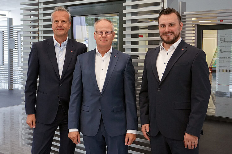 Im Bild v. l. n. r.: Marcus Sander (Vorsitzender der Geschäftsführung der Roto Frank Fenster- und Türtechnologie GmbH), Volker Fitschen (Geschäftsführer der Roto Frank FTT Vertriebs-GmbH) und dessen Nachfolger Sebastian Wagner