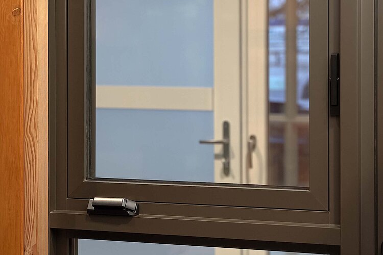 Zwei „Fenster-Welten“ miteinander vereint: Das kanadische Unternehmen Cascadia Windows and Doors setzt bei seinem neuen Glasfaser-Fenstersystem „Universal Series™“ auf eine innovative Beschlaglösung von Roto.
