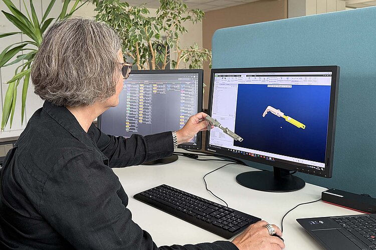 Roto Aluvision entwickelt einen optimal zum Profil passenden Beschlag. Der Weg über einen Prototyp und die Bemusterung zum Auftrag ist kurz.