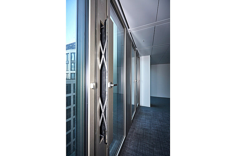 Small, user-friendly yet tightly sealed ventilation flaps were requested for the Marienturm. Roto recommended working with parallel projecting scissor stays from the “Roto PS Aintree” range. 