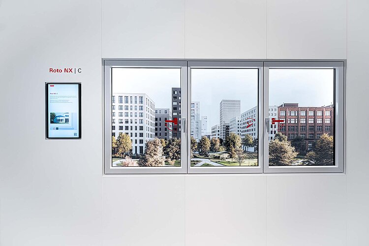 Elegante Dreiflügellösung mit verdeckter Bandseite „Roto NX | C“ und „Stulpflügelgetriebe Plus“