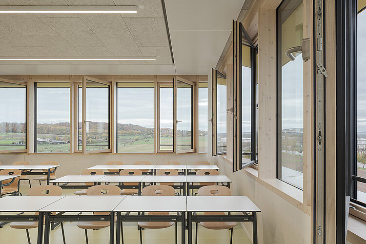 Schulzentrum Stockbrünnele Böblingen, Klassenzimmer mit Fokus auf Fenster