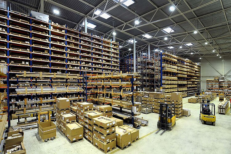 Die Roto Fenster- und Türtechnologie gründete bereits 1992 in Warschau eine Vertriebsgesellschaft sowie im Sommer 2000 ein großes Zentrallager für die Belieferung von Bauelementeherstellern in Nordosteuropa.