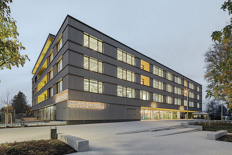 Schulzentrum Stockbrünnele Böblingen außen, beleuchtet