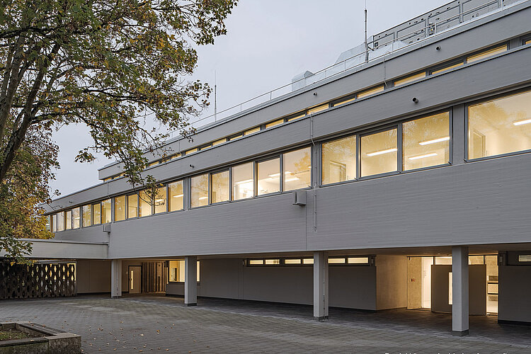 Otto-Hahn-Schule Frankfurt am Main Gebäude außen bei Nacht