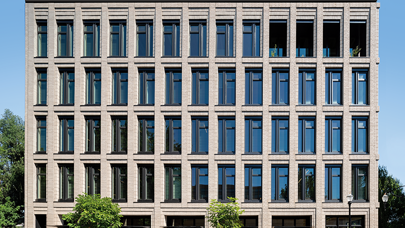 Raumhohe Elemente aus Festverglasung und Casement & Awning-Elementen mit Roto X-Drive-Beschlägen sorgen für viel natürliches Tageslicht im „PAE Living Building“ in Portland, Oregon, USA.